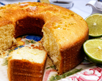 Sem leite e muito fofinho: receita de bolo de água com limão que não murcha nunca