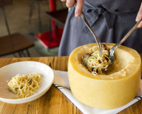 Como os restaurantes higienizam as rodas de queijo parmesão depois de preparar massas nelas? É mais simples do que você pensa