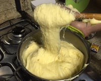 Aligot (purê de batatas com queijo)