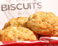 O lanche mais fácil da semana é esse biscoitinho de queijo do TudoGostoso que acaba em minutos de tão delicioso