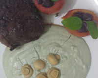 Filé mignon ao molho gorgonzola e tomates recheados