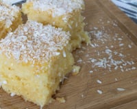 Bolo simples com calda de coco