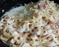 Macarrão ao molho branco com frango