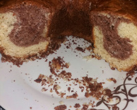 Bolo mesclado de baunilha e chocolate