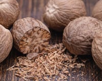 Ralar na hora ou comprar em pó? O jeito certo de usar noz-moscada e não perder o aroma