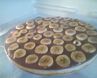 Cheesecake de banana com calda de chocolate