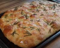 Nem precisa sovar: receita simples de focaccia fica tão bonita que dá até pena de cortar