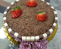 Bolo de chocolate com recheio de morango e palitinhos