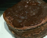 Bolo de chocolate de microondas com calda de falso brigadeiro