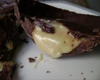 Ovo de Páscoa de Amarula partido ao meio com recheio escorrendo