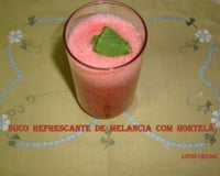 Suco refrescante de melancia com hortelã