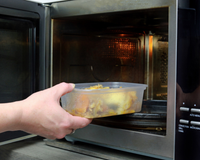 Por que você nunca deve reaquecer estes 3 alimentos comuns no micro-ondas; o terceiro vai te surpreender