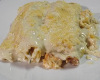 Panqueca cremosa de frango com requeijão e molho branco