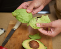 Misturar casca de abacate com vinagre é um tesouro para as suas plantas: truque caseiro simples que dá certo