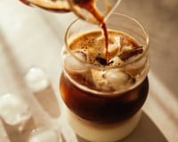 Prepare bebidas dignas de cafeteria com este kit cafeteira Iced Coffee e moedor elétrico de café da Oster