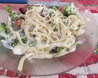 Macarrão ao molho branco e brócolis