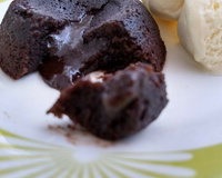 Petit gateau com chocolate em pó