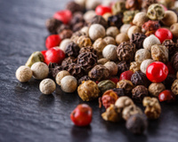 Conheça 4 tipos de pimenta-do-reino e saiba diferenciar sabor e picância