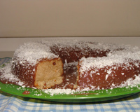 Bolo de baunilha com cobertura de chocolate e coco