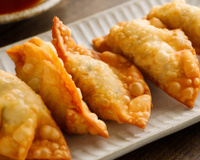 Você só precisa desses 2 ingredientes para fazer uma massa de pastel superfácil e crocante