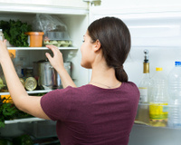 Por que as pessoas estão colocando sal dentro da geladeira? Não é só por causa do cheiro!