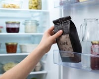 Muitas pessoas guardam o café na geladeira para mantê-lo fresco: TudoGostoso explica o que o frio faz com os grãos