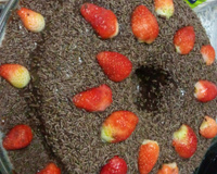 Bolo de chocolate com recheio de morangos e leite condensado