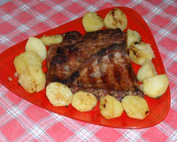 Costelinha de porco com batata assada