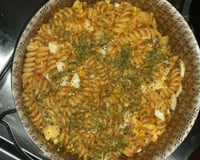 Macarrão de atum com molho de tomate