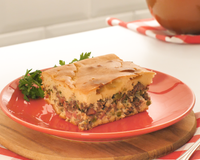 Fatia de torta fácil de carne moída com tomates e azeitonas