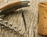 Para que serve o truque da rolha na geladeira e por que é recomendado?