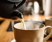 Nem chá verde, nem erva-cidreira: esse é o chá natural que pode substituir o café nas primeiras horas do dia e pode ajudar a revitalizar o corpo