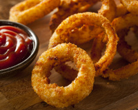 Cebolas empanadas (onion rings) e molho barbecue
