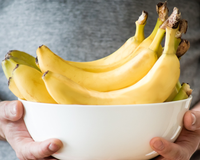 Banana ajuda a pegar no sono? O que realmente acontece com o seu corpo se você comer a fruta antes de deitar