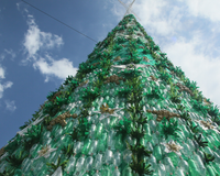 Saí para comprar uma árvore de Natal, mas estava muito cara e fiz essa usando uma garrafa PET; aprenda como fazer!