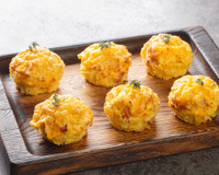 Nem airfryer, nem fritura: esse bolinho de batata sequinho leva poucos ingredientes e fica pronto em 20 minutos