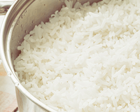 "Nunca deixe arroz cozido na bancada para depois, para o dia seguinte ou para não se sabe quando": entenda alerta de farmacêutica