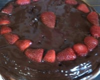 Bolo de chocolate com morango super fácil