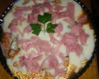 Torta de aipim com frango ao creme de milho