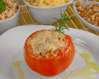 Tomate recheado com frango