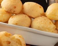 Pão de queijo simples na fritadeira elétrica