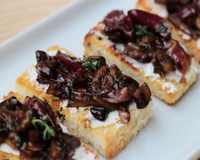 Bruschetta de cogumelos e uva