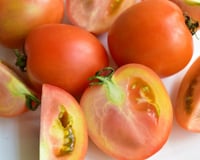 Por que aparecem veias brancas e duras nos tomates? O motivo mais comum vai surpreender muita gente