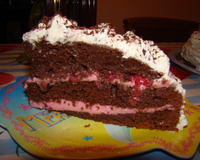 Bolo de chocolate com recheio de morango