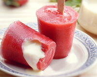 Paleta mexicana de morango recheada com leite condensado