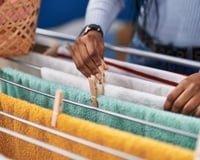 Varal de chão com 3 andares é ideal para quem precisa secar muita roupa, mas tem pouco espaço — e está com 39% de desconto