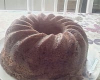 Bolo de chocolate de microondas com calda de falso brigadeiro