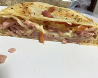 Rocambole de presunto e queijo com massa de pastel