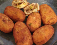 Bolinho de batata recheado com queijo e presunto