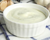 Molho de alho com creme de leite cremoso servido em recipiente